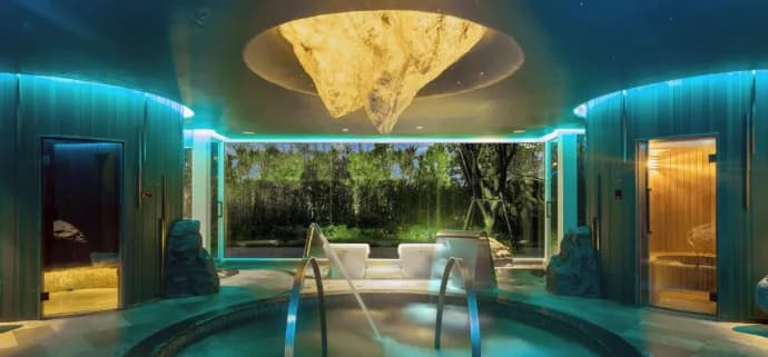 Hot jacuzzi at Club Delight
